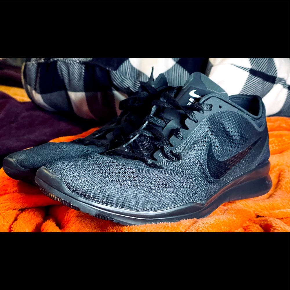 ALL BLACK NIKE FREES